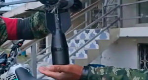 Lee más sobre el artículo Diez militares heridos tras ataques con drones en Chocó y hostigamientos en Cauca