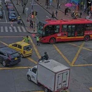Lee más sobre el artículo Bus articulado varado genera afectaciones en la troncal Caracas y congestión vehicular