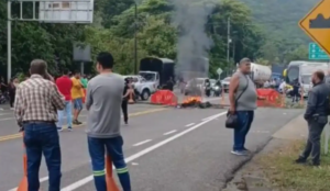 Lee más sobre el artículo Bloqueo en la pintada genera afectaciones a la movilidad entre Antioquia y el Eje Cafetero