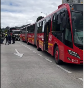 Lee más sobre el artículo Siniestro vial en la troncal carrera décima genera afectaciones en la operación de Transmilenio