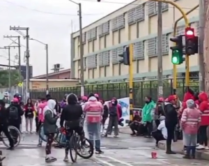 Lee más sobre el artículo Manifestación en la calle 8 este con carrera 110 sur genera desvíos en el transporte público y afectaciones a la movilidad