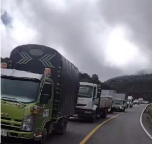 Lee más sobre el artículo Protesta en la Vía Cáqueza–Choachí genera afectaciones a la movilidad por el deterioro de la infraestructura vial