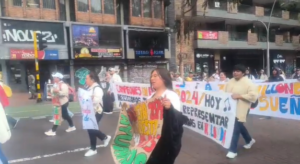 Lee más sobre el artículo Manifestantes avanzan hacia Plaza de Bolívar; se normaliza la movilidad en la Avenida el Dorado