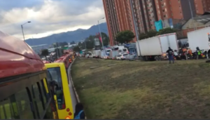 Lee más sobre el artículo Persiste la manifestación en el corredor NQS sur y se mantienen afectaciones en la operación de Transmilenio