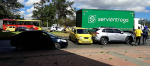 Lee más sobre el artículo Vehículos varados y alto flujo vehicular afectan la movilidad en corredores estratégicos de Bogotá