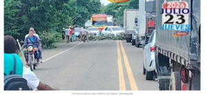 Lee más sobre el artículo Cierre vial afecta el corredor Calamar – Sabanagrande en Suan, Atlántico