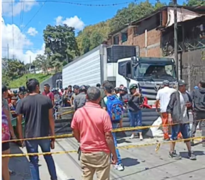 Lee más sobre el artículo Persiste cierre vial en Cajamarca por manifestación comunitaria; aumenta el represamiento vehicular