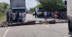 Lee más sobre el artículo Bloqueo en la vía la Mata–San Roque por protesta comunitaria